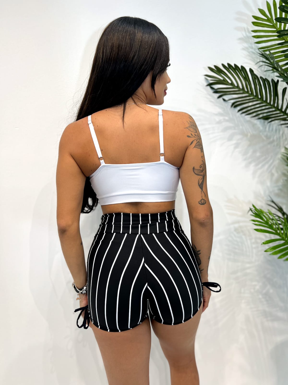 Conjunto Top Jade Branco + Short Lacinho Lateral Preto Listrado